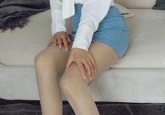 HuaYang花漾 – 撕开包装的塑料，竟然是绮里嘉ula的圣诞美图，私拍的心机不用说吧？