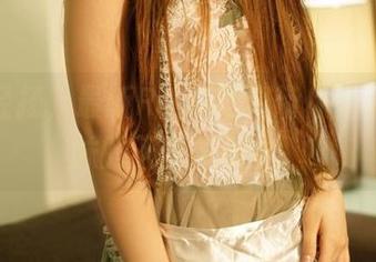 裙摆轻扬，最新ROSI写真带你重温嫩学妹的天真与俏皮。