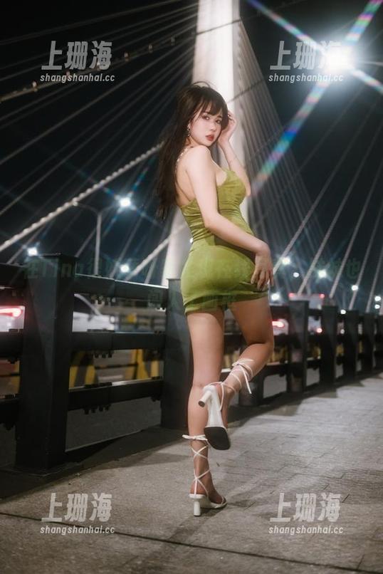 在Tina很妖孽呀家发现在线写真，妹妹也闯入了画框