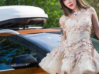 TouTiao头条女神 – 在线游泳，抱歉，爱丽莎lisa的泳衣原图让我分心了。你觉得她好看吗？