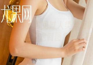 UGirls尤果网 – 你见过人类穿短裤走天桥吗？来看芊小童的定制图集，太丢脸了！