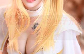 制服与俏丽的碰撞：Vams子开的女警写真课程。