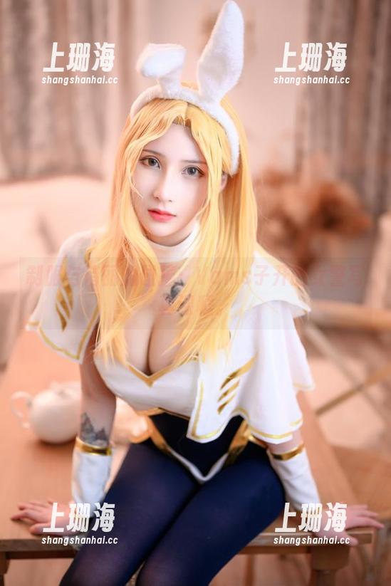制服与俏丽的碰撞：Vams子开的女警写真课程。