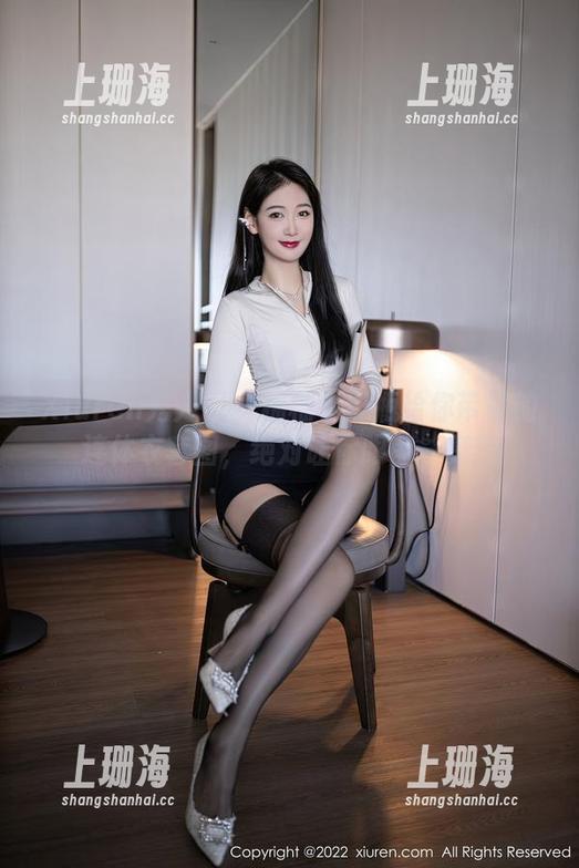 Xiuren秀人网 - 柚柚小奶瓶给你带来的连体衣套图，绝对让你眼前一亮！