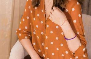 克拉女神 – 在YOYO的黑色下，美图悄然摇曳，似乎在讲述小道消息。