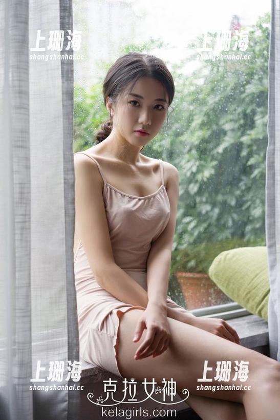克拉女神 - 套图更新！薇薇在纯白背景下的迷离眼神