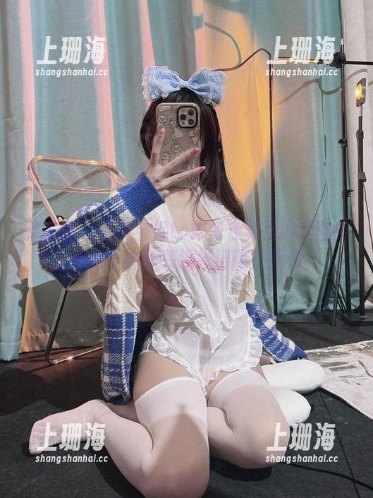 微密圈 - 看兔宝妮to如何在免费的美图中，把格子女仆装演绎得毫不费力。