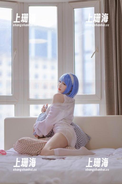 刺青Poi的礼服套图，宛若青春季节盛开的花朵——有些散乱，但万分迷人。