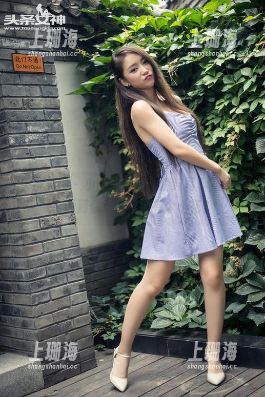 头条女神 - 小晴子在线，清纯写真就问你，看到你心里有没有个小花？