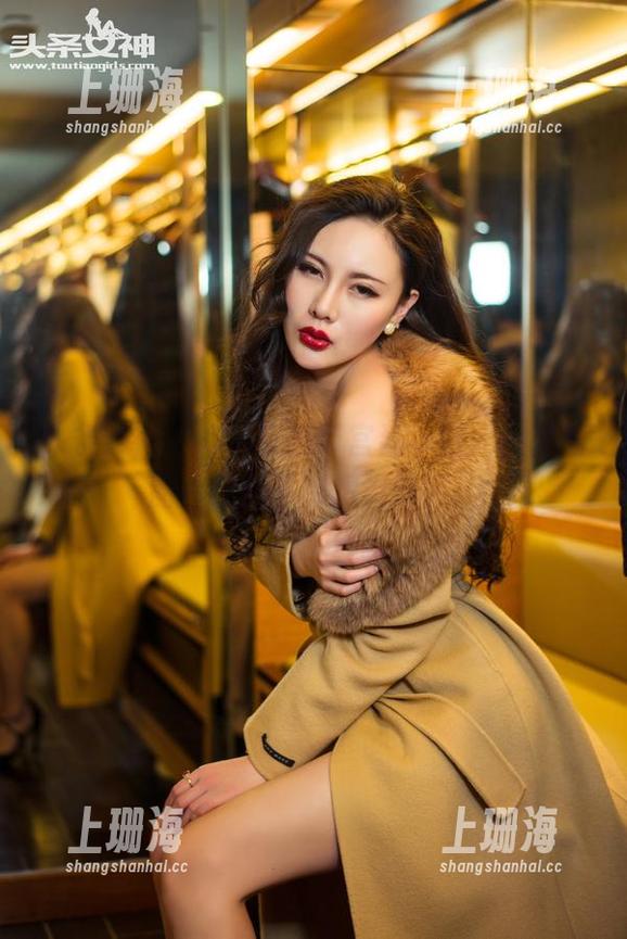 头条女神-杨曼妮 头条女神 - 杨曼妮携带宫廷小肚兜,高清图片让肚子都想上封面!