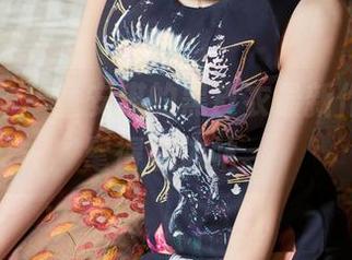 头条女神 – 童安琪的黑皮衣最新作品，时髦得靠边站。