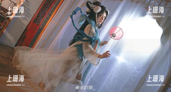 图片中的赫萝，让奶狮不咬人的全套更添几分神秘感。