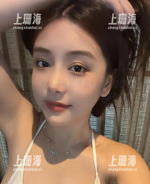 微密圈 - 拍个写真就像拍电影，奶雯今天变身“红战衣女侠”，更新都有戏！