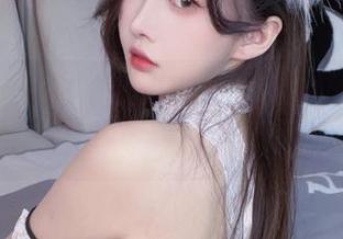图片里的小小奶瓶儿，凭啥能驾驭这条牛仔裤？