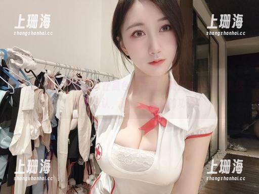 微密圈 - 小玉吃果冻在黑色睡衣里，高清资源让她更迷人（别不承认，这都是睡衣的功劳）
