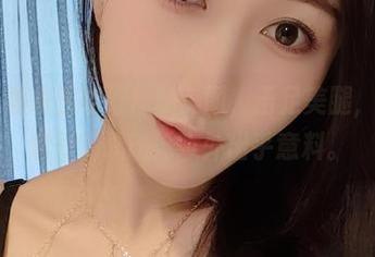 微密圈 – 看小玉吃果冻的美图，玉足美腿，心头一阵禁忌的悸动，意外出乎意料。