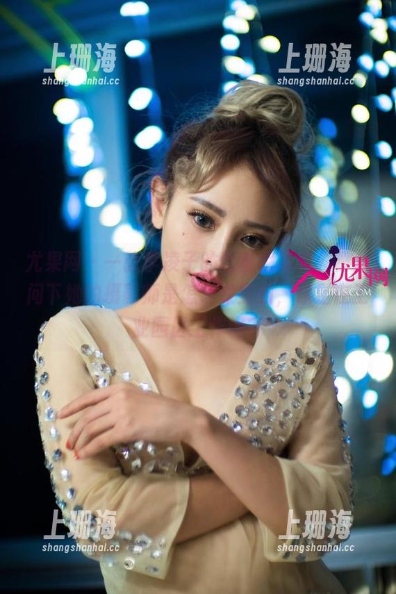 尤果网 - 一张李凌子的比基尼写真，真想问下她的摄影师是怎么做到的，你是在工业园区工作吗？