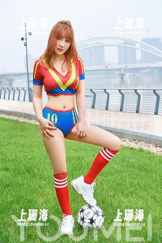 尤蜜荟 - 原图揭晓：黄依婷在海边自如又随意，海面与她的关系如何让人想入非非