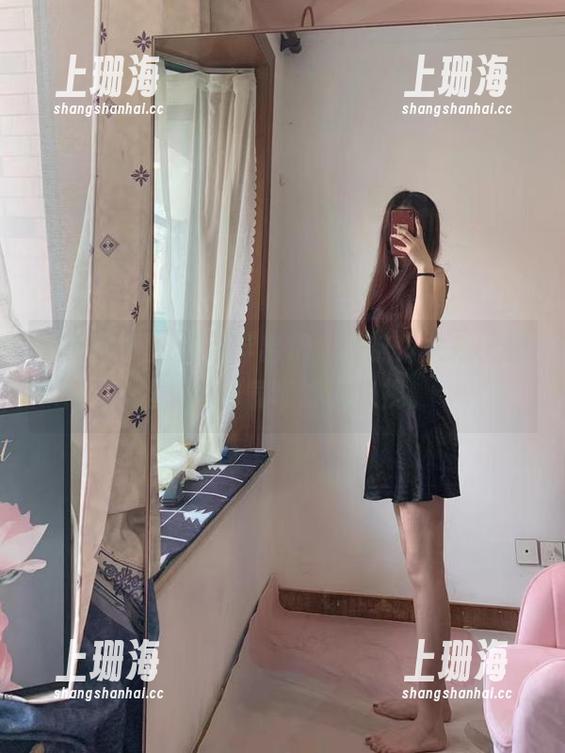 提袜少女 微密圈 - 照片新鲜出炉,提袜少女换上红裙,她的气场难以忽视。