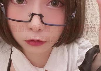 私拍是次屁啦的黑色套图，感觉这股黑色风潮要来得更猛烈些了吧。