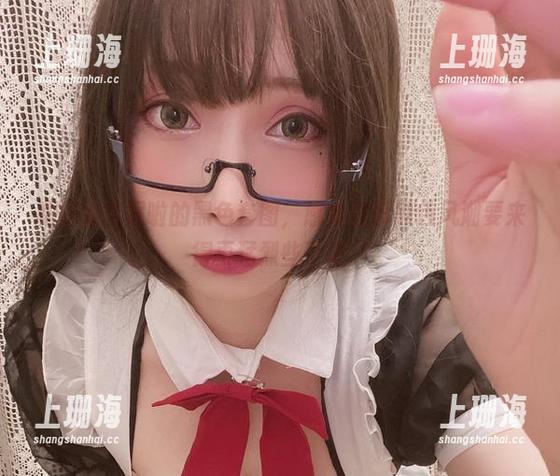 私拍是次屁啦的黑色套图，感觉这股黑色风潮要来得更猛烈些了吧。