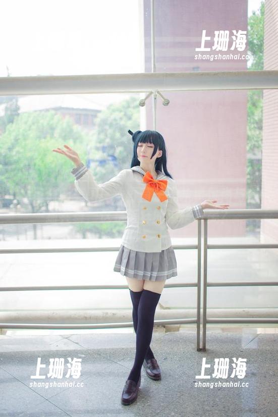 浅野菌子 独家最新美图!浅野菌子黑执事风尚与蓝猫共舞,这是怎样的混搭审美?