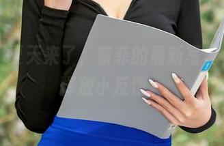 爱丝 – 夏天来了，索菲的最新写真，悄悄释放小反馈。