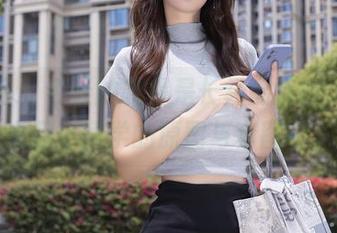 秀人网 – 今天的晚餐是长裙配美腿，看看古月小同学的原图与套图吧。