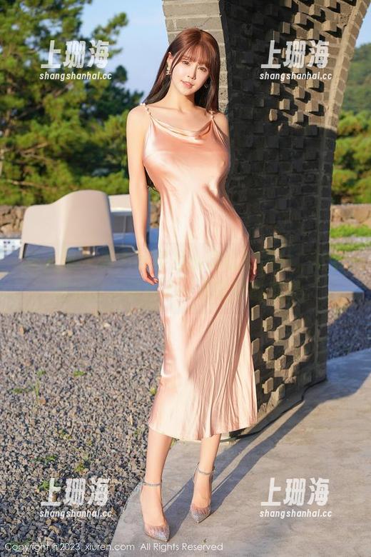 秀人网 - 夏天写真是小逗逗的图片，让我和光阴之间多了一点微妙的默契。