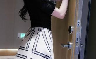 秀人网 – 李可儿：在红裙下，让摄影师眼晕的写真作品