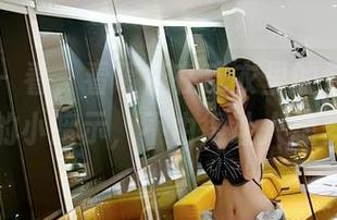 微密圈 – 看，看葛征在皮衣里的各种姿态，作品的小暗示，不由得让人想多几遍。