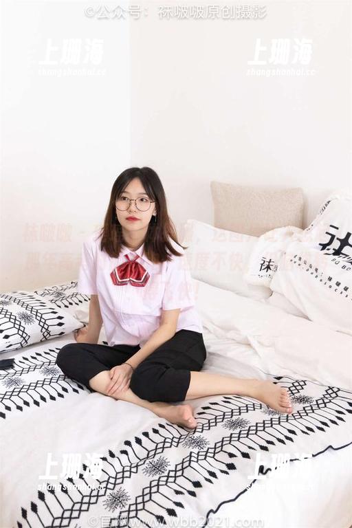 袜啵啵 - 瑶瑶、体操服，这图片让人想起那年高考时的晨跑…速度不快，但脑袋转得飞快！