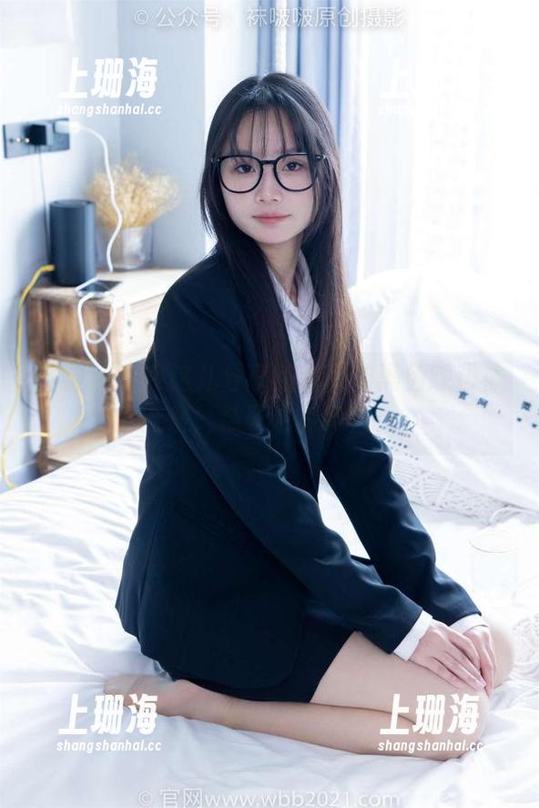 袜啵啵-甜甜圈 袜啵啵 - 在这儿分享甜甜圈的黑色踩脚袜合集,袜子也有个性!