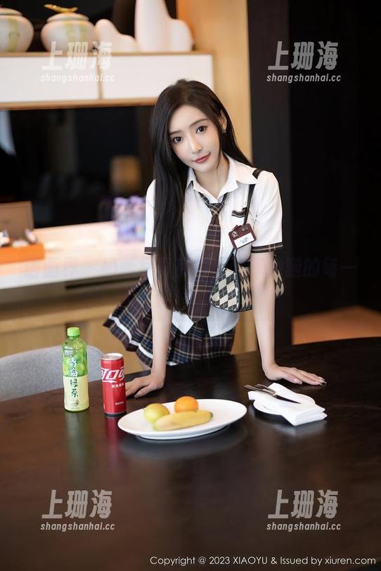 语画界-奶瓶 语画界 - 奶瓶写真解析,分享她腿的每一寸