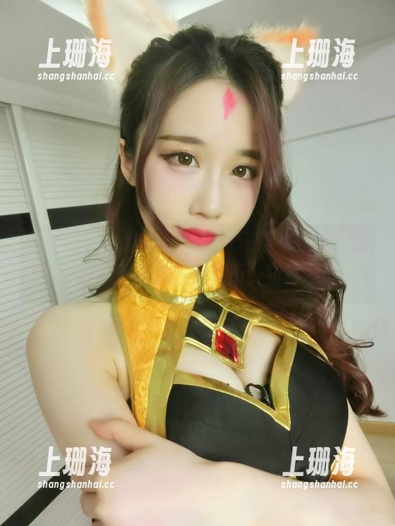 微密圈 - 免费偷照片：轩子巨二兔的“新年快乐”，果然能引发不少窃窃私语。