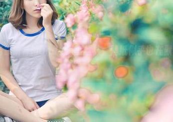 青豆客 – 当徐妍馨Mandy遇上丝袜，壁纸似乎也在默默关注，嘿嘿！