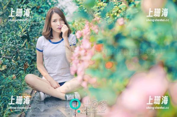 青豆客 - 当徐妍馨Mandy遇上丝袜，壁纸似乎也在默默关注，嘿嘿！