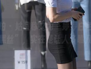 魔镜街拍 – 姑且称之为“婷婷白色吊带美腿与黑丝”，实在是让人多瞧几眼。