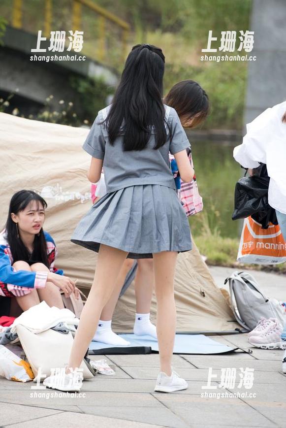 魔镜街拍 魔镜街拍:偶遇称职洗车工,下载她的套图,洗净眼睛吧!