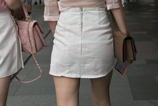 看！魔镜街拍里的西装高跟与百褶裙，它们的组合似乎在对你说，原图跟我来，分享精彩一瞬！