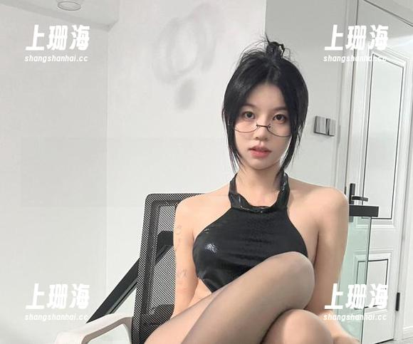 鱼神鱼 微密圈 - 看鱼神鱼全集:那条JK格子裙真的能让白色细内萌生出不一样的韵味。