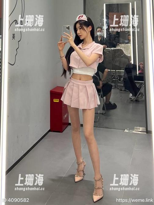 微密圈 - 私房特供：在黎允熙的枣红睡裙里，我竟发现了“可爱与妩媚”的完美平衡